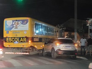 Carro e ônibus escolar colidem em cruzamento no bairro Ouro Preto