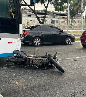 Ônibus perde o freio e provoca acidente na Durval de Góes Monteiro