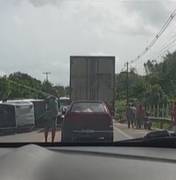 Caminhonete com dois ocupantes capota e congestiona trecho da BR-316, em Satuba