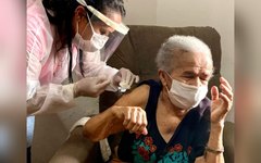 Idosa de 97 anos é a 1ª a receber vacina de Oxford em Matriz de Camaragibe