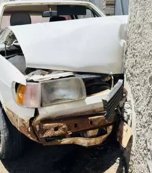 Carro desgovernado atinge muro de residência e deixa feridos em Joaquim Gomes