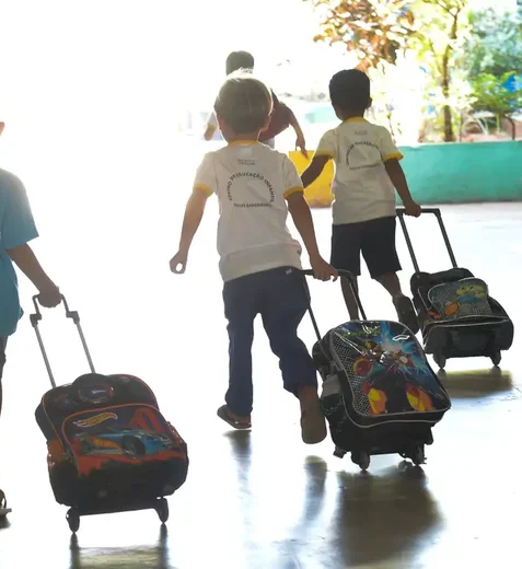 Nova lei proíbe profissionais homens de auxiliar crianças em atividades íntimas nas escolas