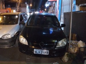 Carro estacionado é atingido por outro veículo em Arapiraca
