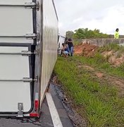 [Vídeo] Caminhão tomba na rodovia BR 101