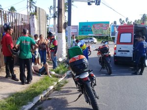 Homem fica ferido após acidente entre moto e caminhão em Arapiraca