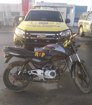 Criança de 13 anos é pega em posse de drogas e pilotando moto em Joaquim Gomes