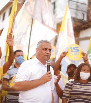 Alfredo Gaspar firma compromisso na Vila Emater para implantar auxílio emergencial
