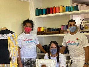 Mulheres trans confeccionam máscaras para comunidades carentes da capital