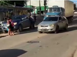 Caminhão tem falha mecânica e prejudica trânsito no Centro de Palmeira dos Índios