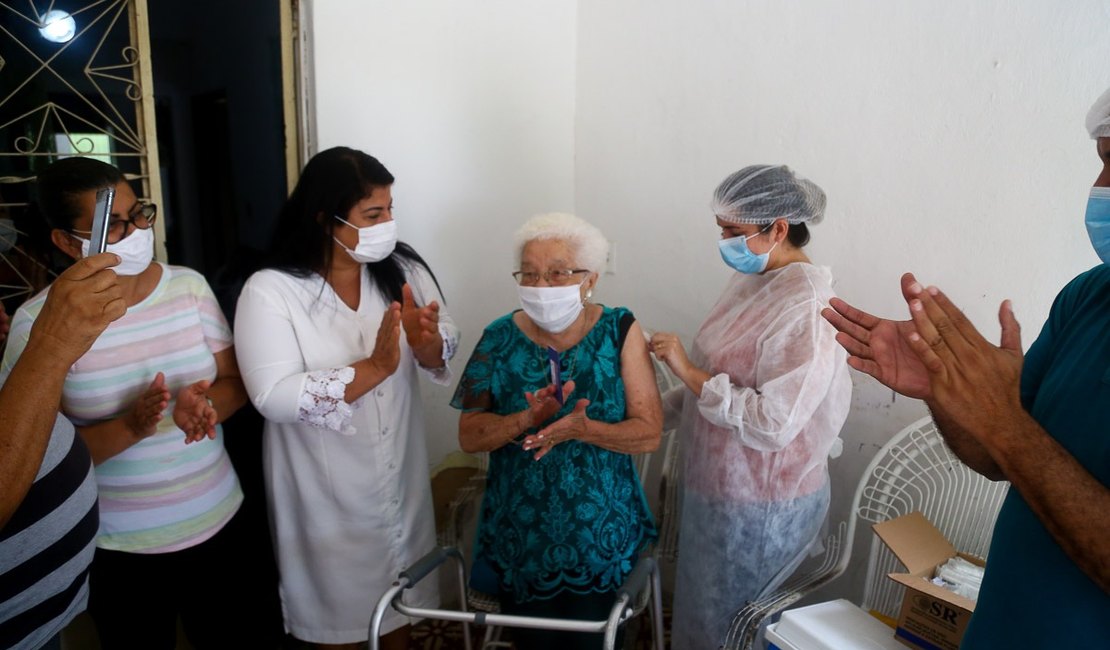 Prefeitura de Rio Largo inicia vacinação em idosos com mais de 85 anos