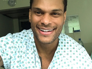 Cantor Tony Salles recebe alta e marca retorno aos palcos para agosto