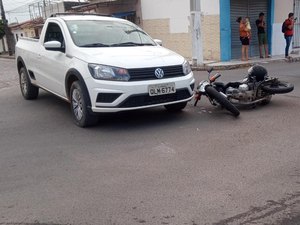 Carro colide com moto no bairro Caititus em Arapiraca