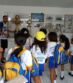 Crianças fazem visita ao treino do ASA no Estádio Municipal de Arapiraca