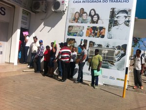 Trabalhadores fazem fila na retomada do atendimento do MTE em Arapiraca