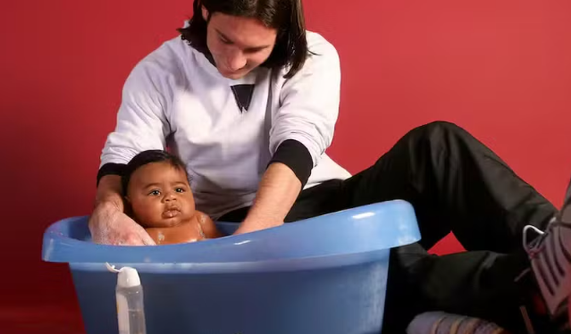 Foto de Messi dando banho em Lamine Yamal quando ele era bebê viraliza