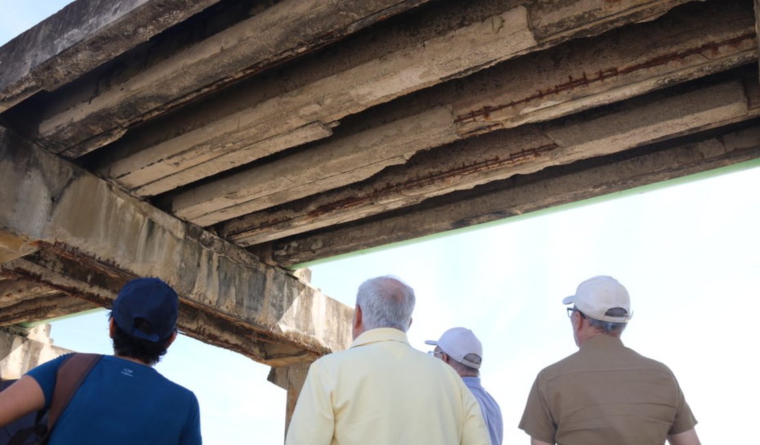 Engenheiros realizam visita técnica no Emissário Submarino para avaliar riscos