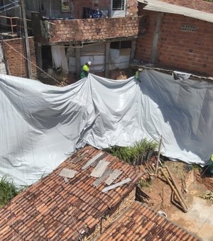 Defesa Civil avança no trabalho preventivo com aplicação de lonas em áreas de risco