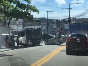 Carro capota em ladeira no Centro de Maceió