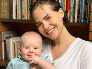 Leticia Colin surge em momento fofo com o primogênito e se declara