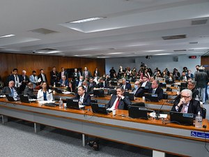 PEC dos 600 reais para o Auxílio Brasil divide senadores da bancada alagoana