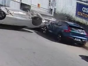 Carro capota após atingir veículo estacionado no Farol, em Maceió