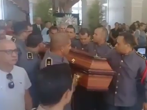 [Vídeo] Familiares e amigos se despedem de Jeferson Moraes ao som de aplausos