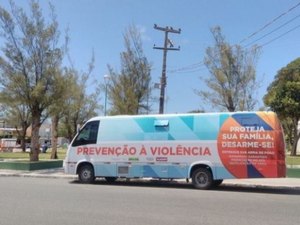 Ônibus da Campanha de Entrega Voluntária de Armas está localizado na Praça da Faculdade