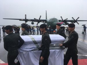 Corpos de vítimas de acidente da Chape chegam à Arena Condá para homenagens