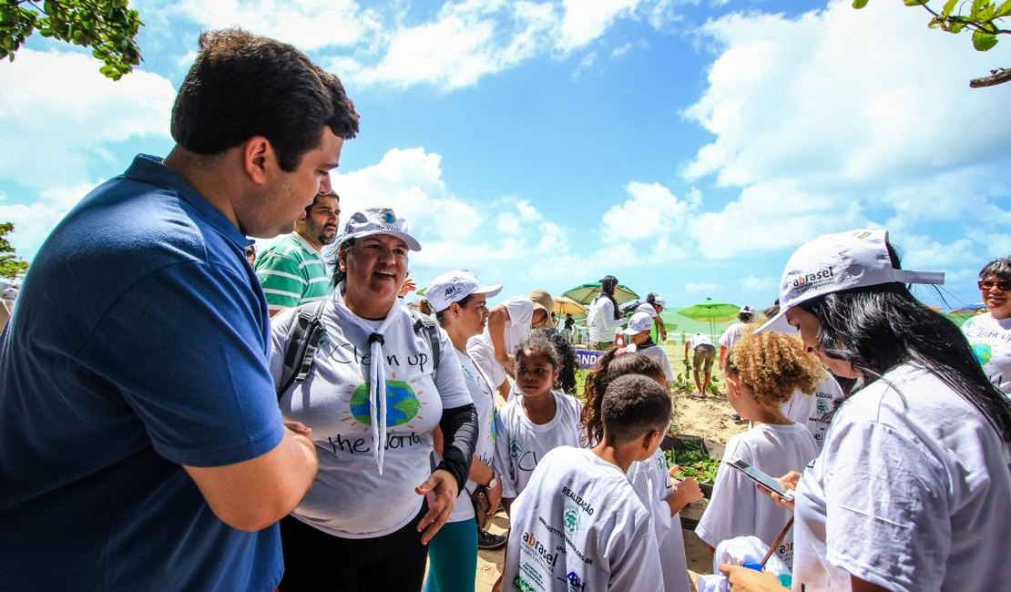 Prefeito em exercício se junta a mutirão de voluntários no Dia Mundial de Limpeza de Praias