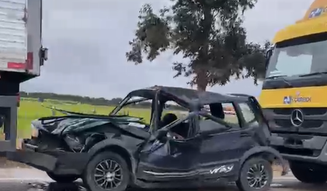 Carro fica prensado entre dois caminhões em acidente na BR-316, em Atalaia