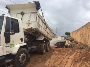 Equipes da Prefeitura trabalham na recuperação de ruas de Arapiraca, após temporal