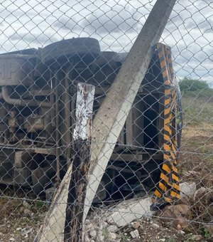 Capotamento de carro-forte na BR-423 em Delmiro Gouveia deixa dois feridos