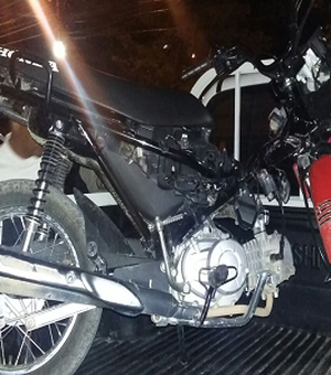 Polícia prende jovem e apreende motocicleta sem placa e com chassi adulterado