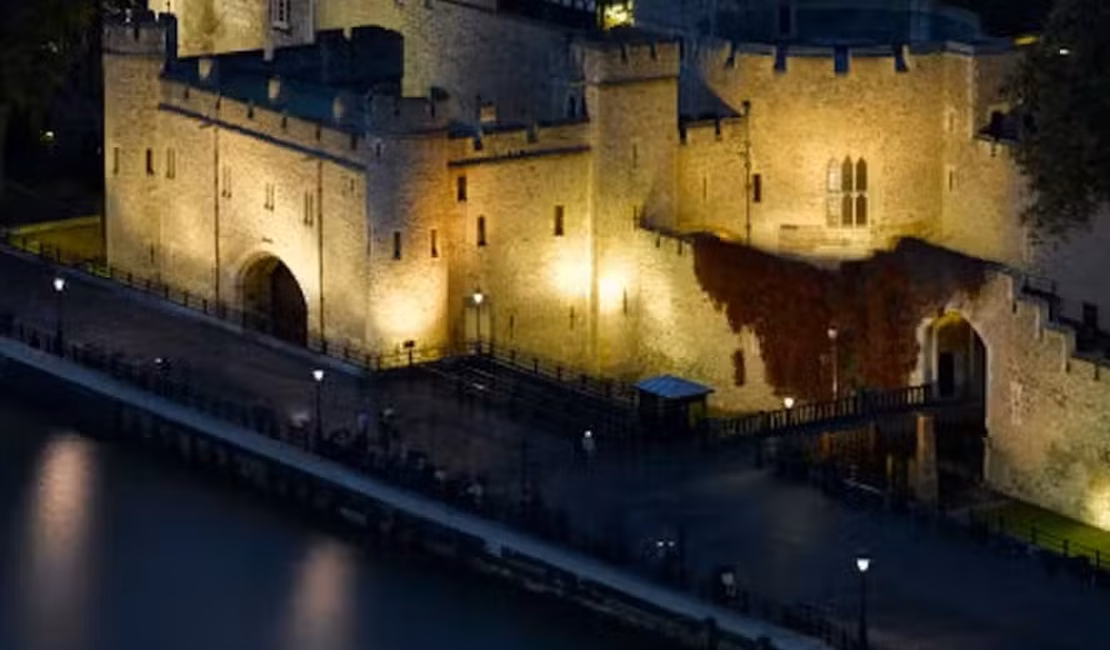 Arqueólogos encontram mais de 20 esqueletos embaixo da Torre de Londres