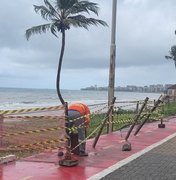 Trecho da ciclofaixa na Cruz das Almas é interditado por conta da erosão