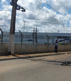 Equatorial faz retirada de postes no Portal Capital na manhã desta quinta-feira (7)