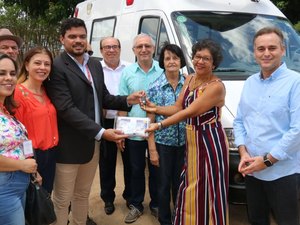 Governo do Estado entrega ambulância para a Casa dos Velhinhos em Arapiraca