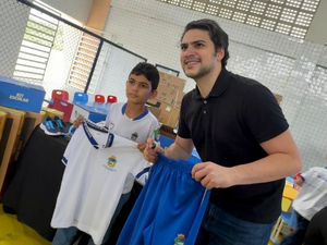 Eduardo Bulhões entrega kits escolares, fardamentos e equipamentos em mais um investimento na educação