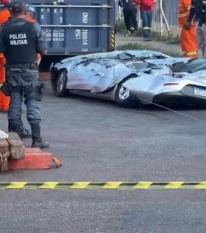 [Vídeo] Carro é esmagado por contêiner após carreta tombar na Zona Sul de Manaus