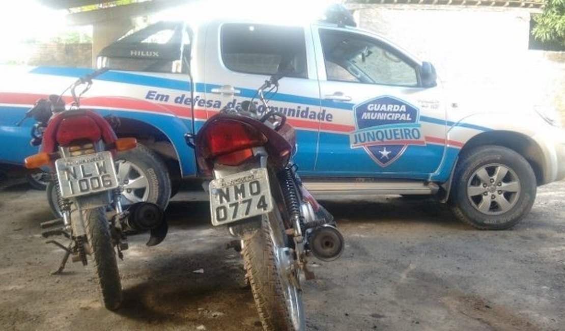 Quatro homens são presos após roubar duas motos e celulares
