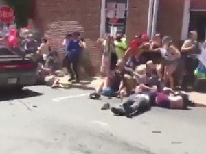 [Vídeo] Carro atropela manifestantes contra ultradireita e deixa 1 morto nos EUA