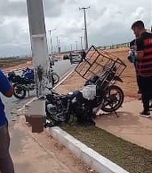 Motoboy fica gravemente ferido após colidir contra poste na Avenida Marília Mendonça
