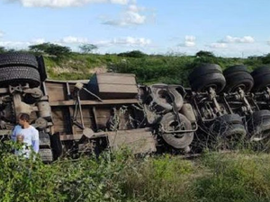 Carreta com carga de farinha de trigo tomba em rodovia federal no Sertão de AL