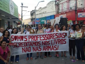 Professores distribuem livros durante ato no Centro da capital