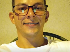 Veículo capota no Sertão e motorista fica preso às ferragens