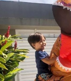 Médico se fantasia de dinossauro para conseguir abraçar o filho