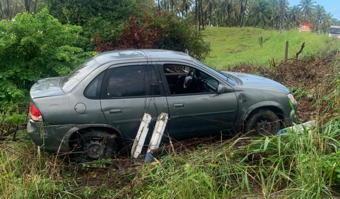 Carro sai da pista em curva em trecho da AL-101 Sul, em Marechal Deodoro