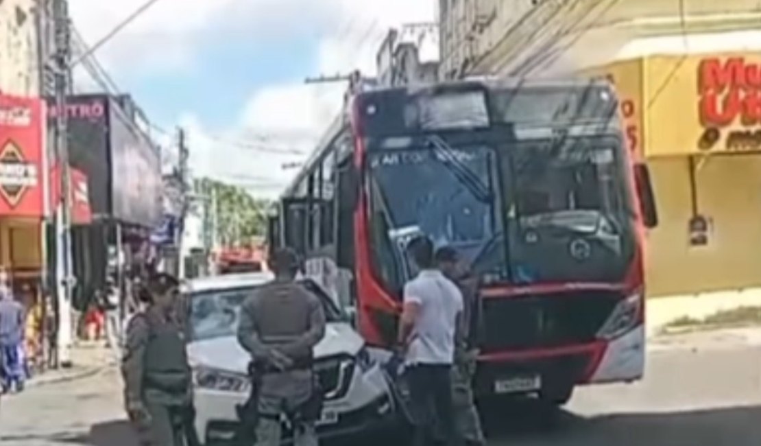 Colisão entre ônibus e carro deixa uma pessoa ferida e trânsito lento no Centro de Maceió