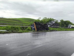 Carro-forte tomba na rodovia BR 101