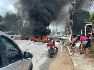 [Vídeo] Moradores bloqueiam AL-101 Norte por falta de energia, em Guaxuma